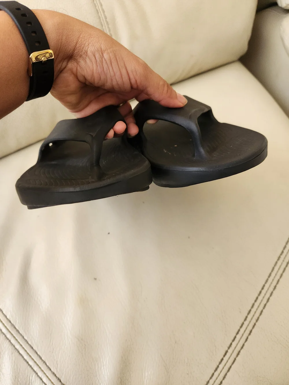 OOFOS Black Men's Flip Flop Sandals - Cushioned Support